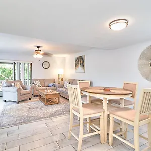 South Retreat Fenced Yard, Location! Holiday home