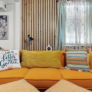 Orange Blossom Place-walk To Shops Bars & Food Holiday home